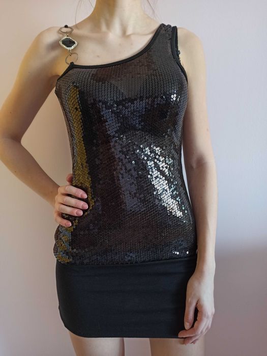 Czarna dopasowana mini sukienka w cekiny