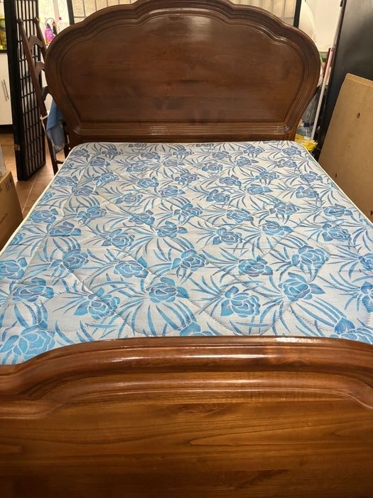 Mobiliário de quarto de casal em madeira e mármore