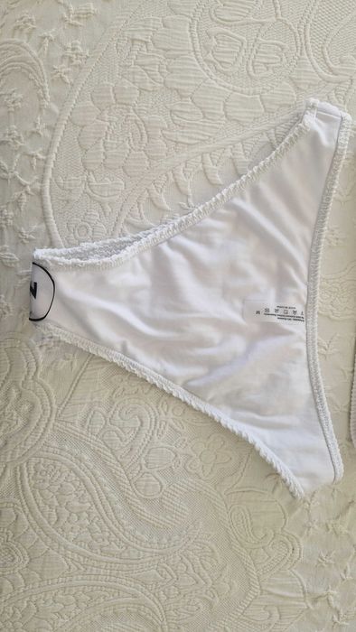 Bikini cor branca Shein, tamanho M novo, nunca usado