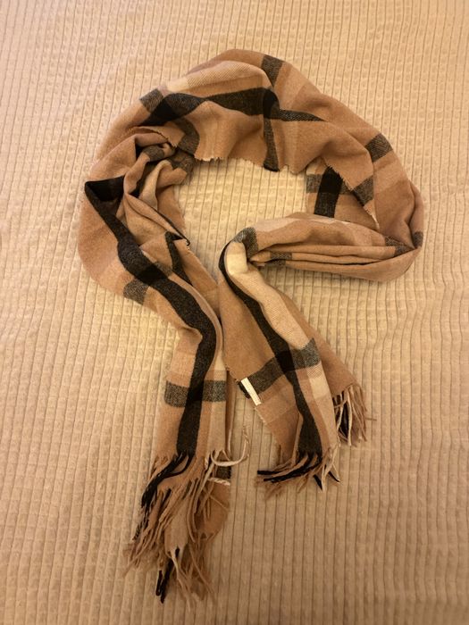Beżowy szalik w kratę – klasyczny - stylowy
