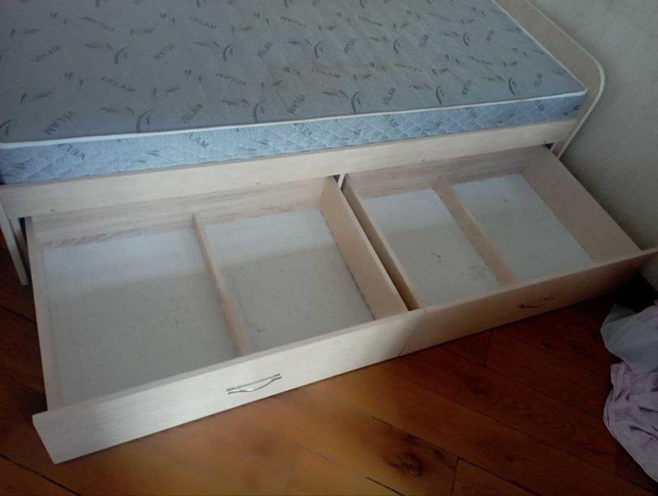 Односпальне ліжко в гарному стані