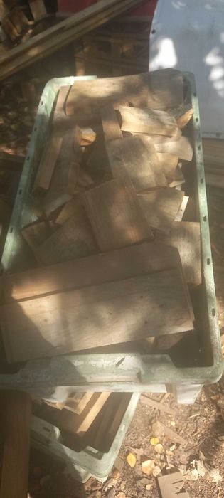 Kantówki i kostki z palet na opał.