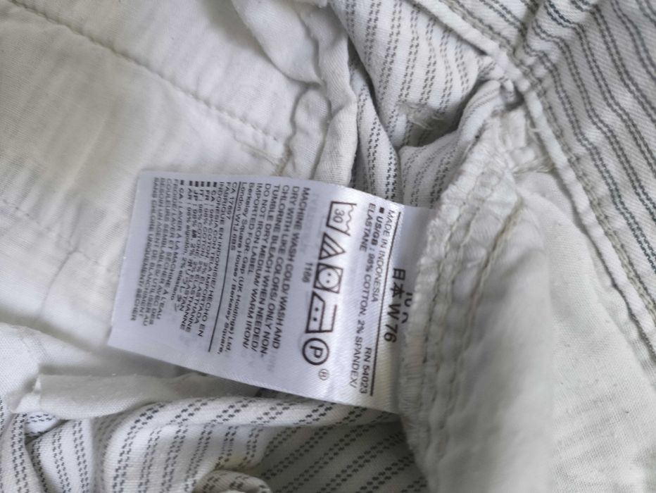 Укороченные джинсы-герлфренды из ткани с мелкой полоской от бренда GAP