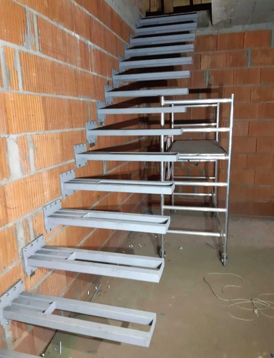 Schody półkowe stelaż stopień półkowy