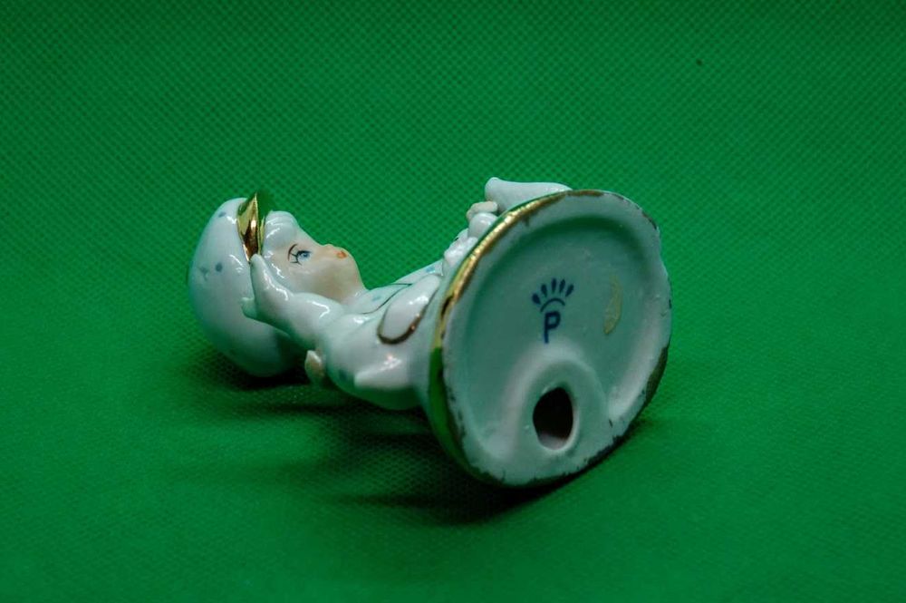 Estatueta antiga de menino em porcelana