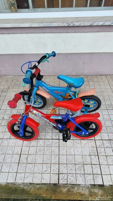 Vários brinquedos e peluches para crianças