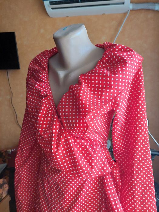 Червона сукня на запах в крапку