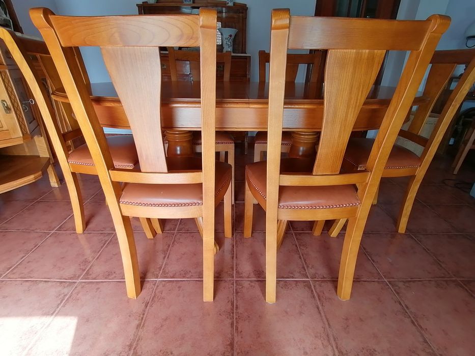Mesa extensível e cadeiras de sala jantar