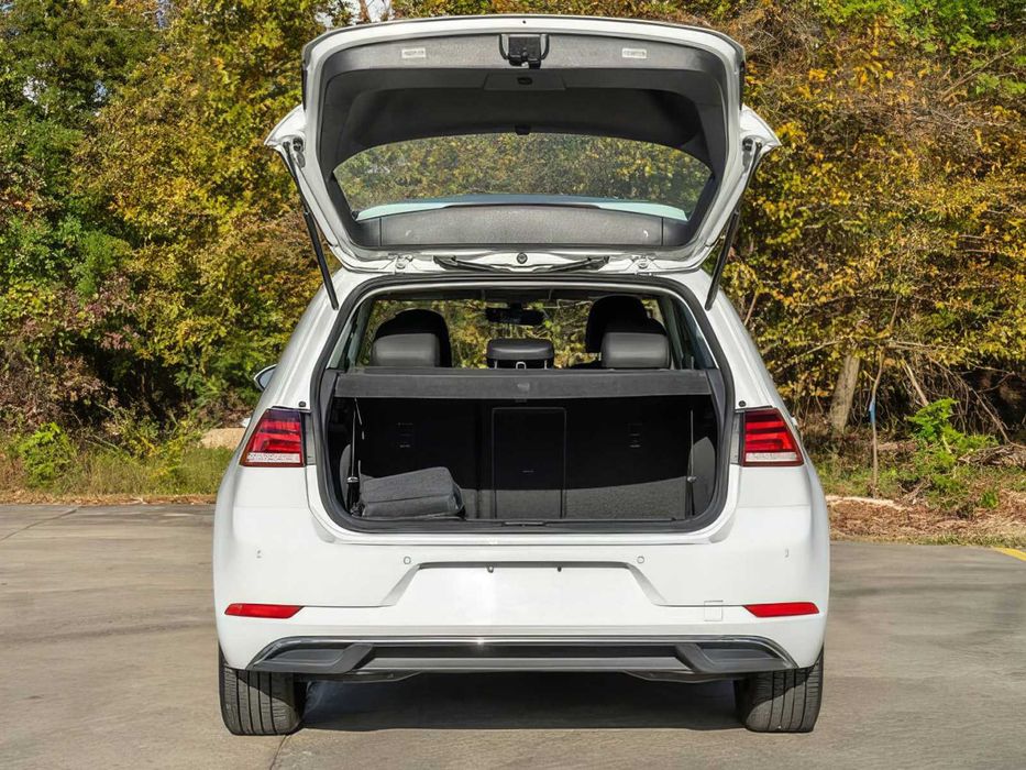 Volkswagen e-Golf      2017