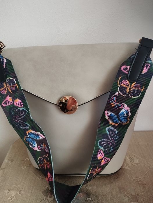 Fajna torebka kolor szary kolorowy pasek w motylki dodaje uroku