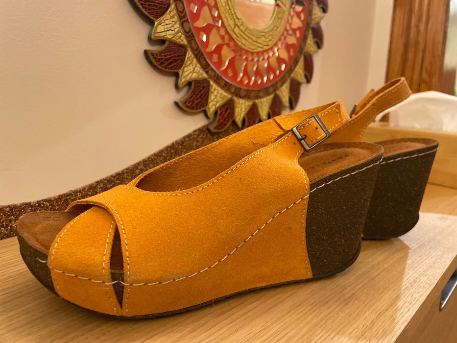 Rewelacyjne sandały na koturnie, r. 40