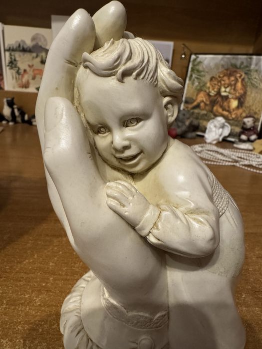 Figurka dziecko w dłoni Anglia