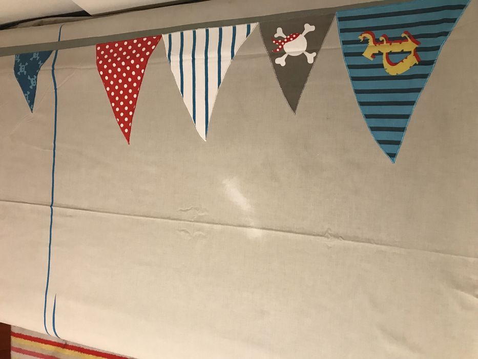 Capa edredão, lençol de baixo fronha e duas cortinas