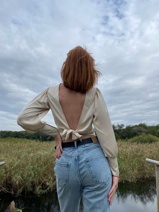 Блуза з відкритою спинкою