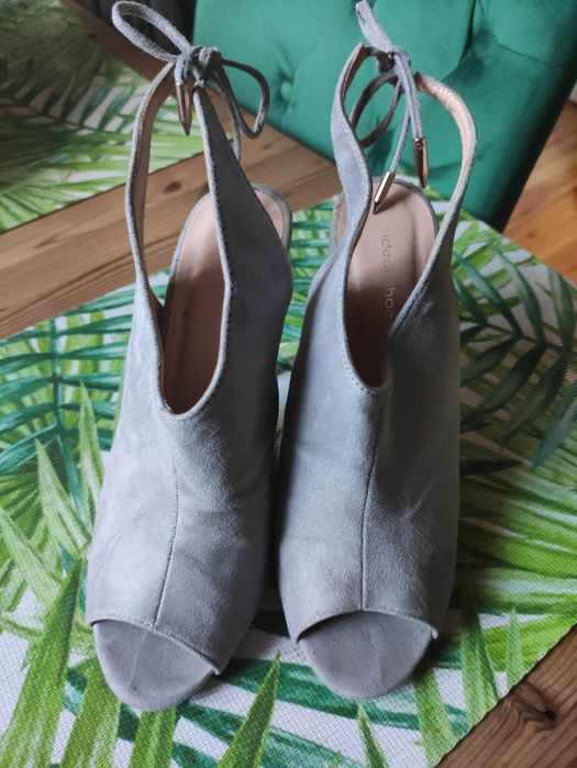 Wysokie szare szpilki z odkrytą pięta 38