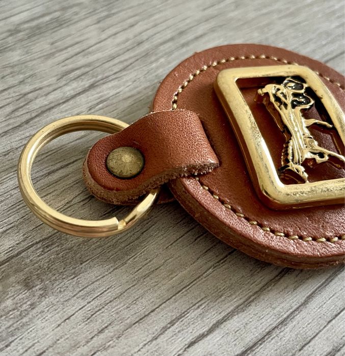 Porta-chaves antigo de couro castanho com relevo de cavalo