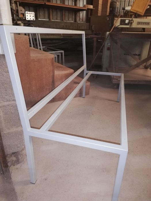 Estruturas de banco em ferro lacado cinza