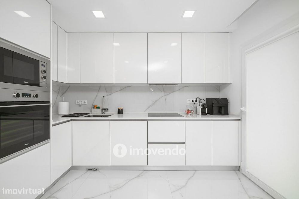 Moradia T3+1 moderna, com piscina e garagem, na Caparica