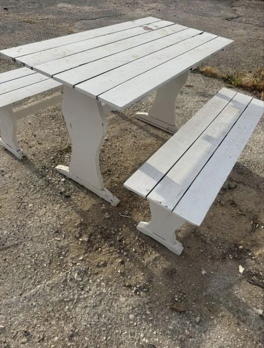 Conjunto mesa e bancos usado