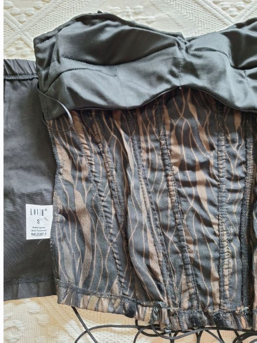 Top com atilhos, cetim e brilhantes