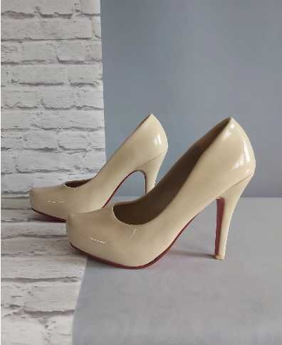 Szpilki beżowe ecru jasny camel 37 czerwona podeszwa