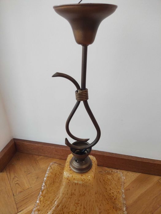Lampa sufitowa z ozdobnym kloszem