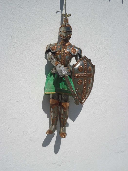 Antigo Guerreiro Medieval de Grandes Dimenões