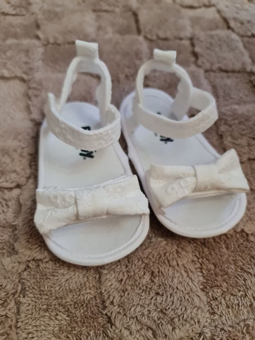 Продам білі дитячі сандалі (11 см)