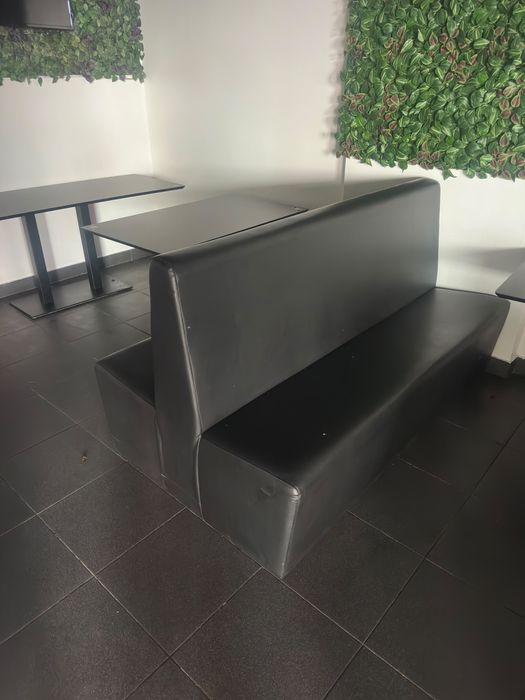 Mesas e sofas de bar