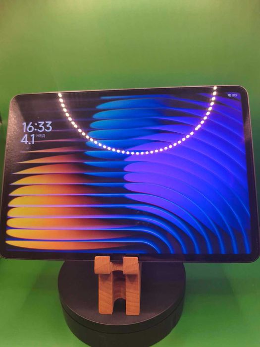 Drewniana podstawka na telefon lub tablet – ręczna robota