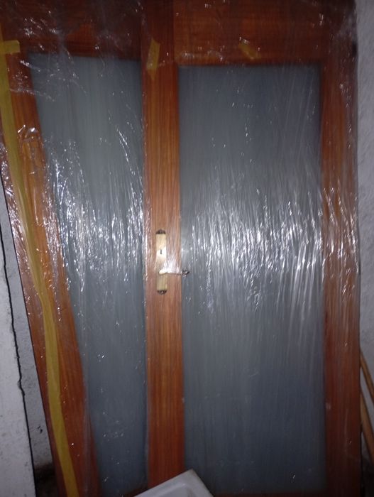 Duas portas com vidro e o respetivo aro