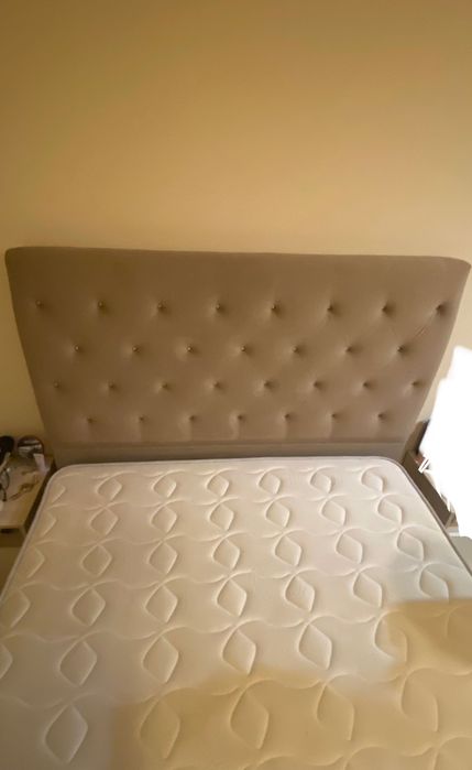Cama grande com colchão incluído