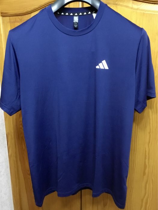 Футболка Adidas.