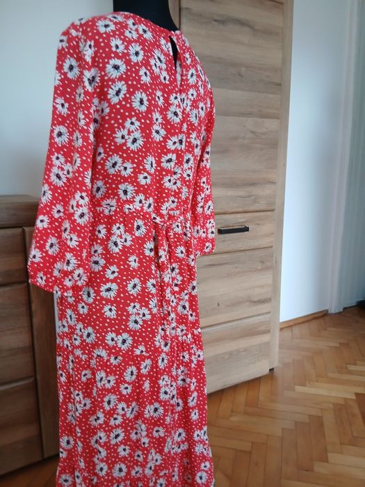 Dłuższa luźna sukienka z  falbankami na dole  42