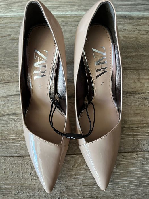 Туфли бежевые лаковые Zara