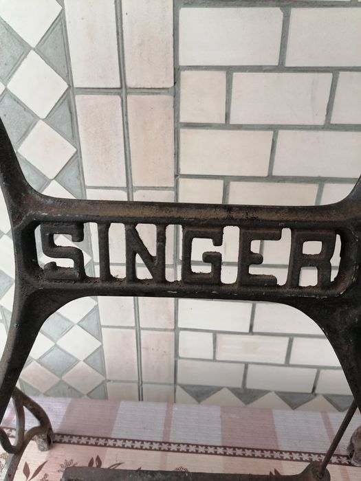 Столик SINGER...