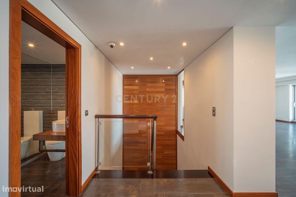 T5+1 Duplex em Linda-a-Velha com 291 m² úteis, 5 estacionamentos e vis