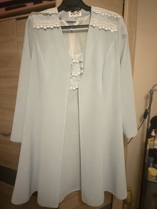 Błękitna sukienka z narzutka