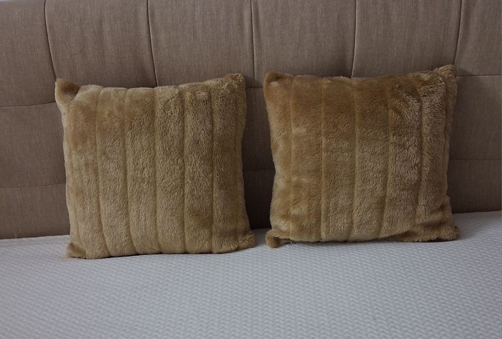 Conjunto de 2 almofadas com enchimento em tecido aveludado