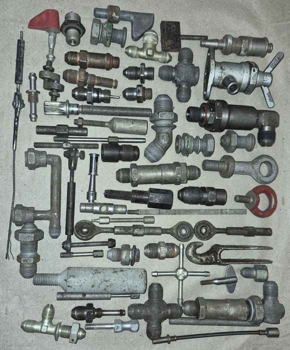 Крепеж (болтики, гаечки) авиационные.