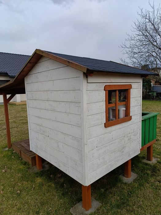 Domek dziecięcy z piaskownicą i zadaszeniem