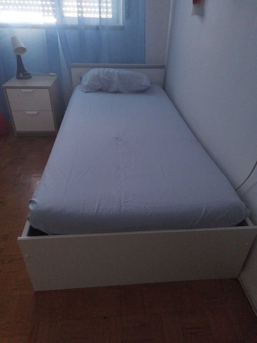 Cama de solteiro com estrado e colchão