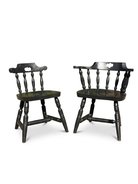 4 czarne krzesła z litego drewna – 1 z podłokietnikami + 3 bez