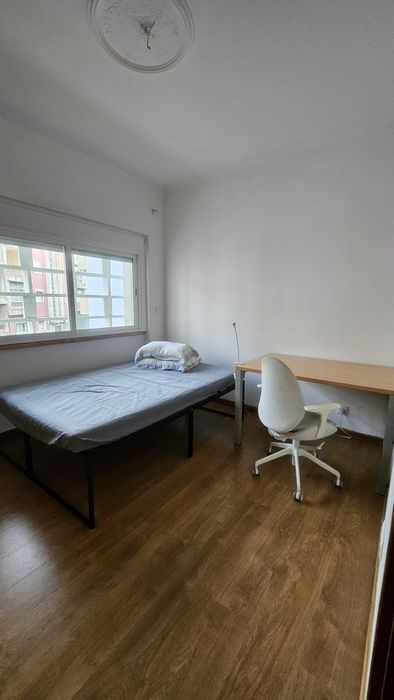 Quarto individual mobiliado — Cacilhas, a 7 min do cais