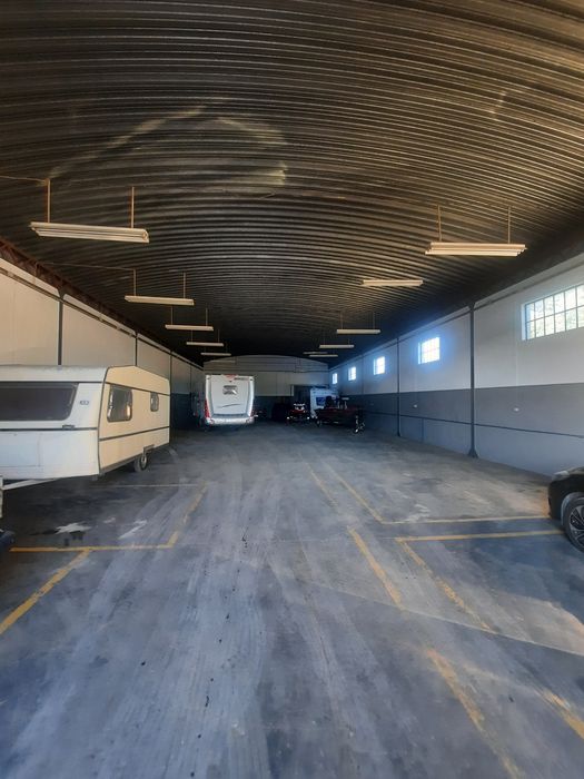 Parque / armazém carros e caravanas