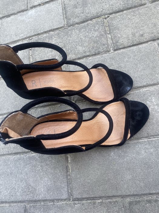 Туфлі (босоніжки)