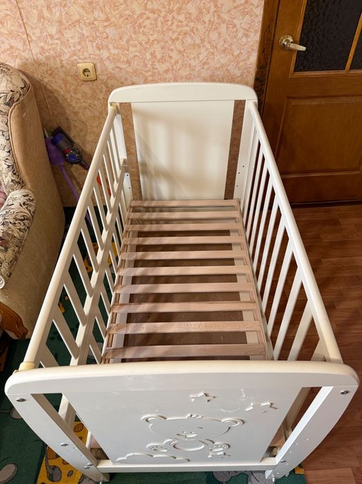 Дитяче ліжечко з шухлядою і маятником