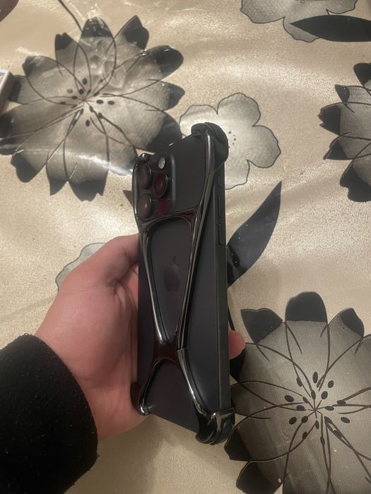 Минималистичный ехол для iPhone 15 Pro Max