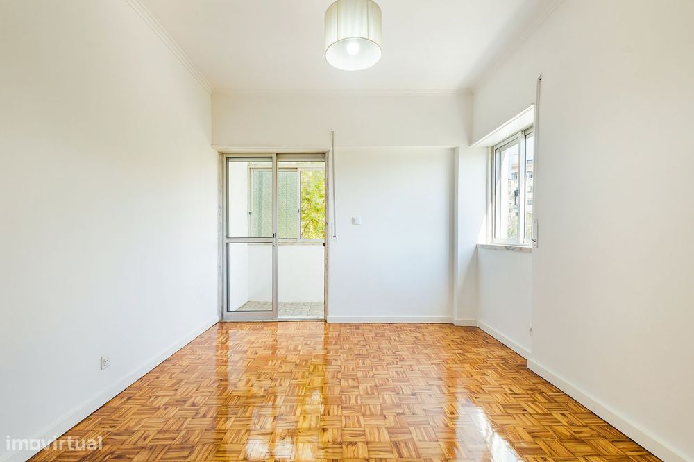 Apartamento T2 para Arrendamento | Largo Padre Américo, Massamá