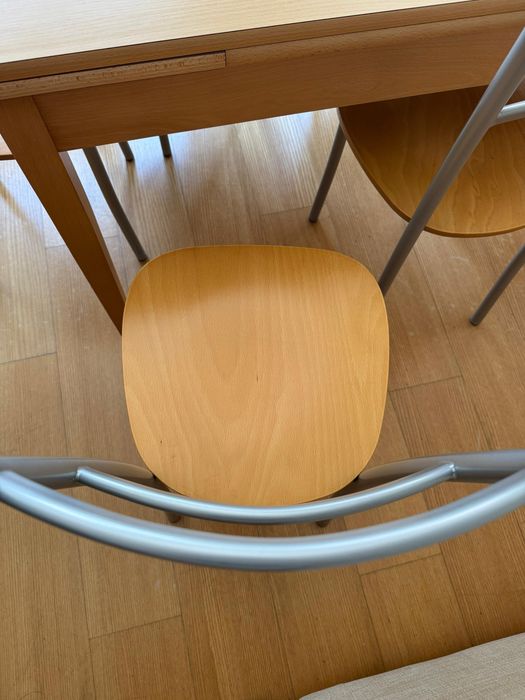 Mesa em madeira maciça com 6 cadeiras